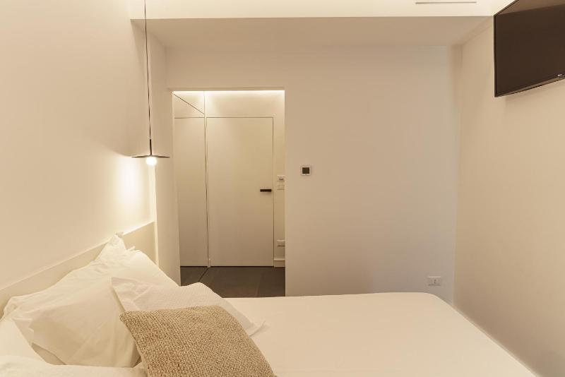Deluxe Double Room with Balcony image 2