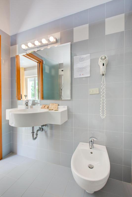 Double Room with Sea View image 4