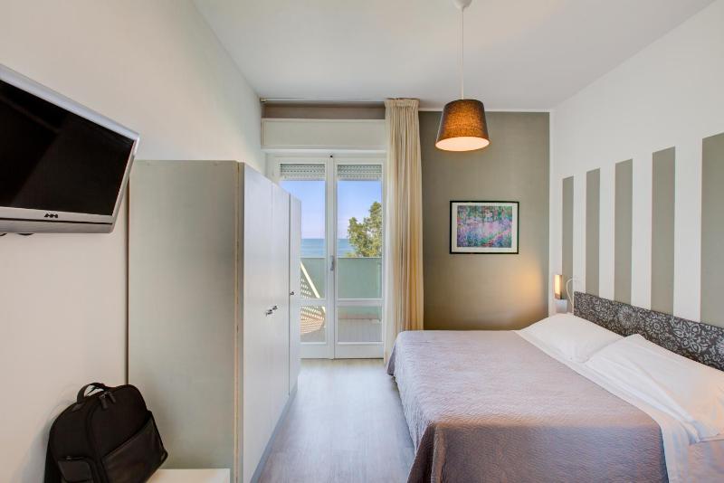 Double Room with Sea View image 1