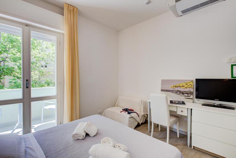 Large Double Room image 4