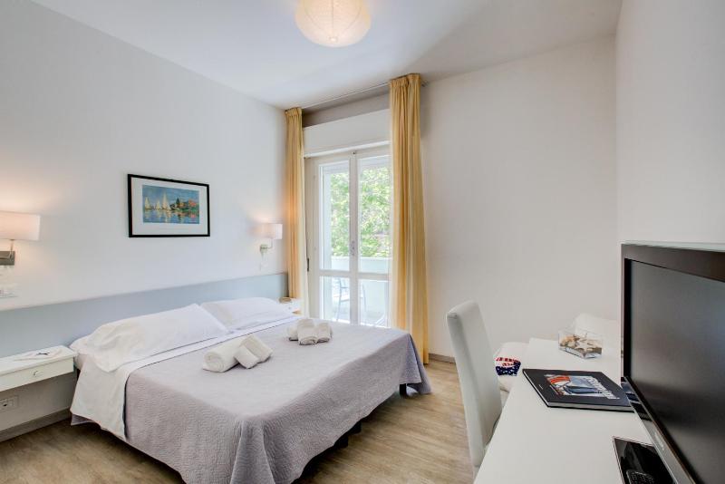 Large Double Room image 2