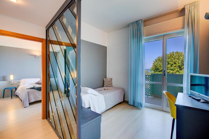 Quadruple Room with Sea View image 4