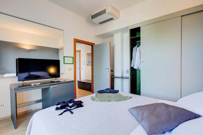 Quadruple Room with Sea View image 2