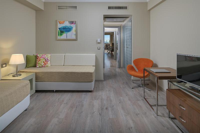 Executive Family Suite with Personal Pool (2-4 Persons) image 3