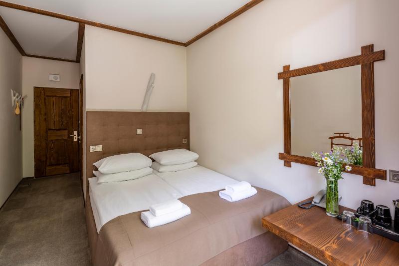 Double Room image 3