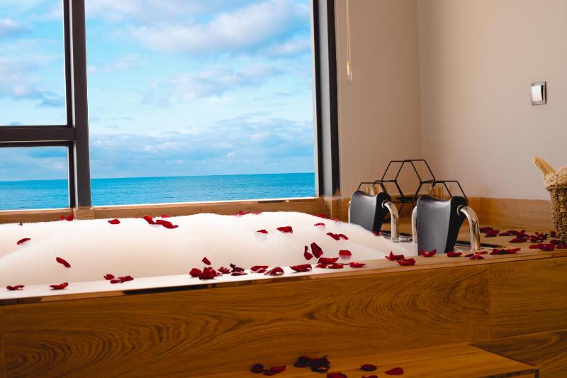 Black Sea Suite with Spa Bath image 3