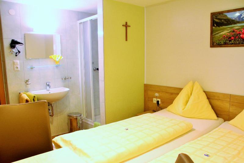 Double Room with Shared Toilet image 2
