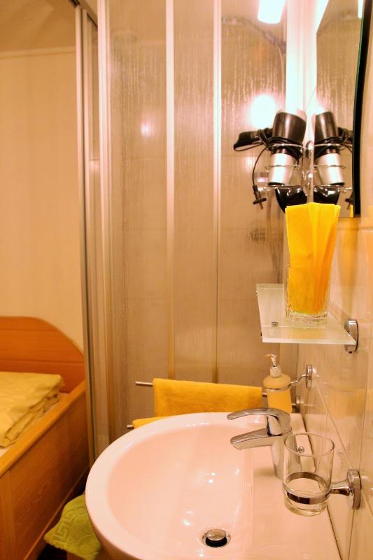 Single Room with Shared Toilet image 3