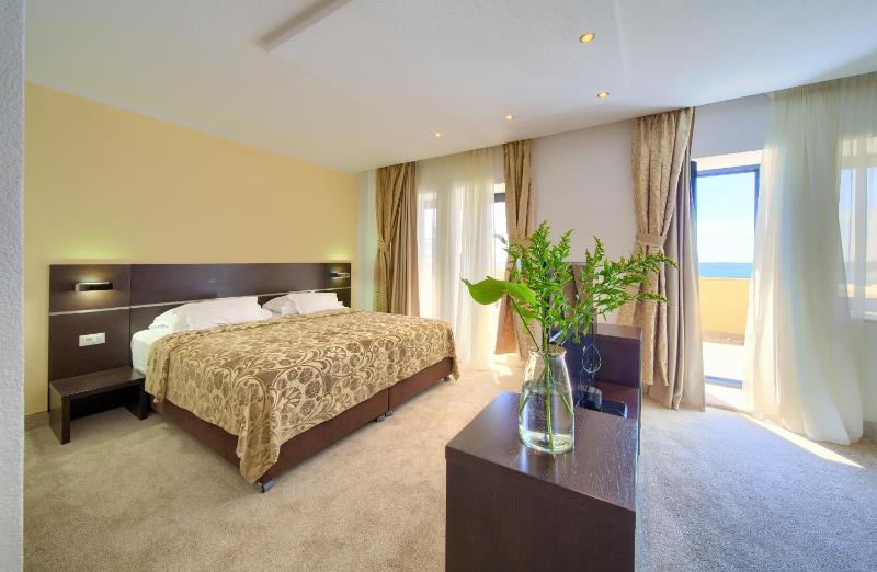 Deluxe Suite with Sea View image 3