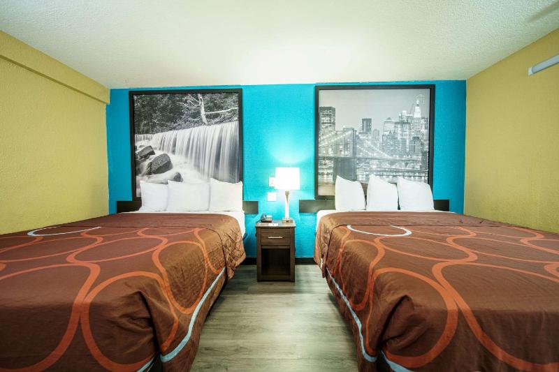 Queen Room with Two Queen Beds - Non-Smoking image 3