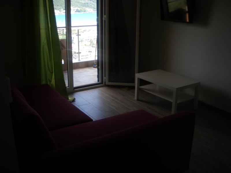 One-Bedroom Apartment with Sea View - Upper Floor image 3