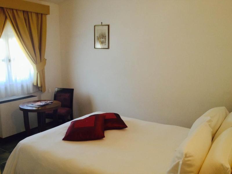 Classic Double Room image 2