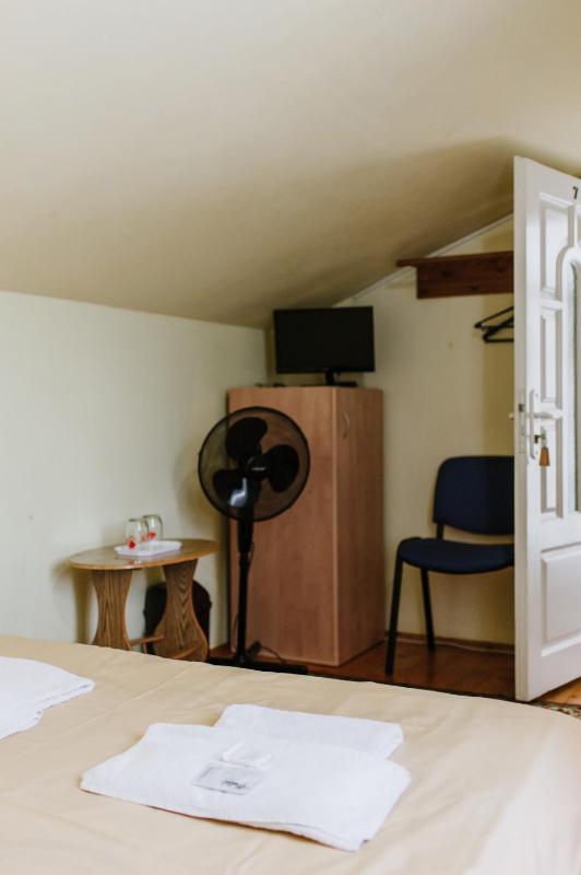 Economy Double Room with Shared Bathroom image 3