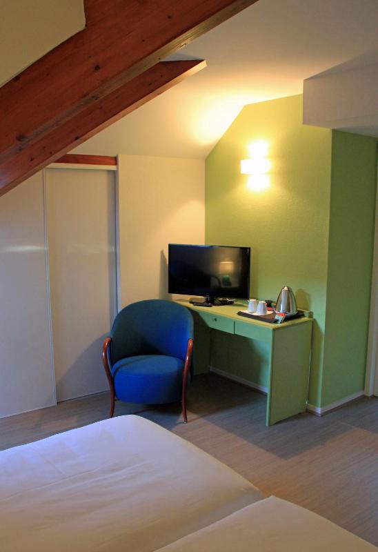 Twin Room image 4