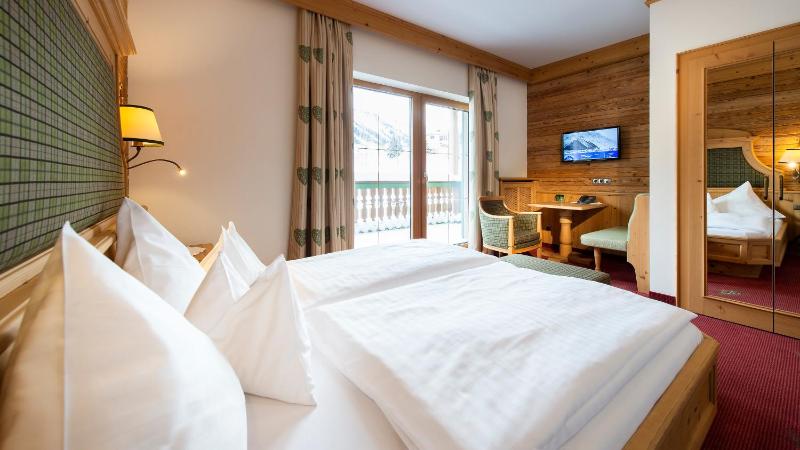 Deluxe Double Room with Balcony image 1