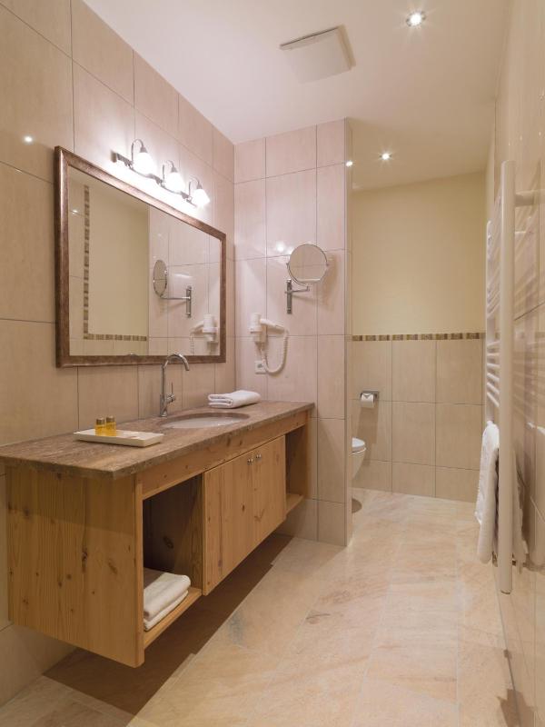 Deluxe Double Room with Balcony image 2
