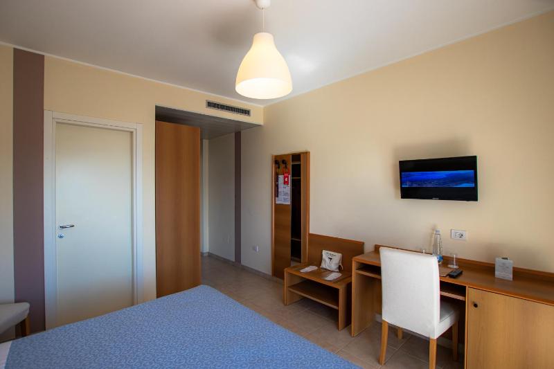 Double or Twin Room with Lake View image 3
