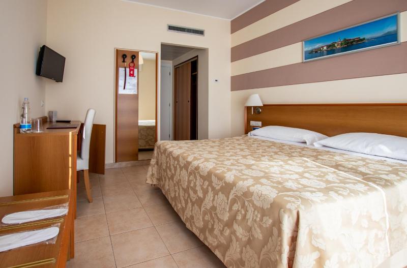 Double or Twin Room image 4