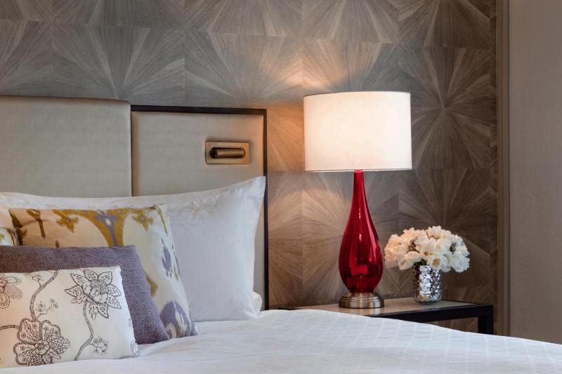 Deluxe King Room image 3