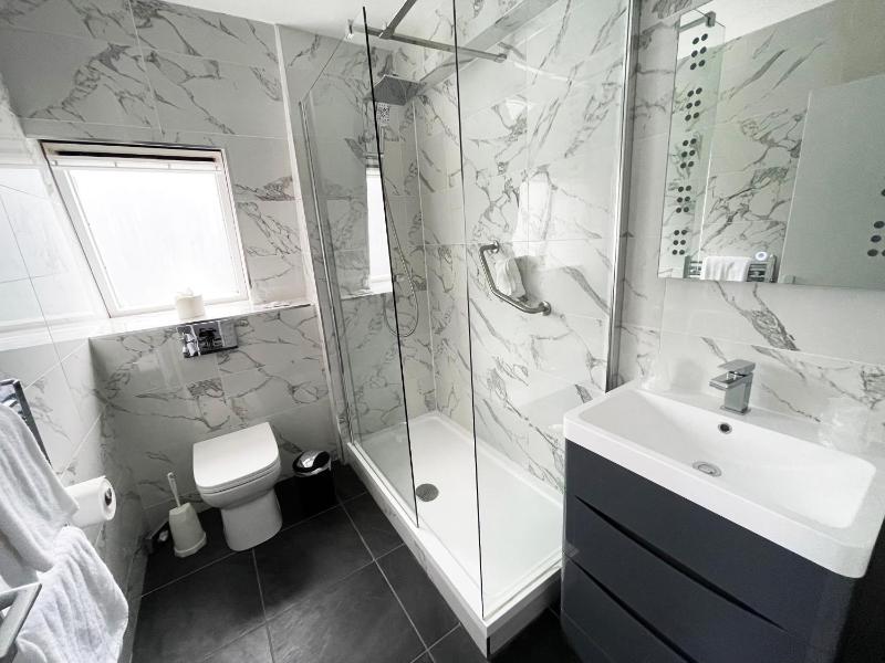 Standard Double Room image 3