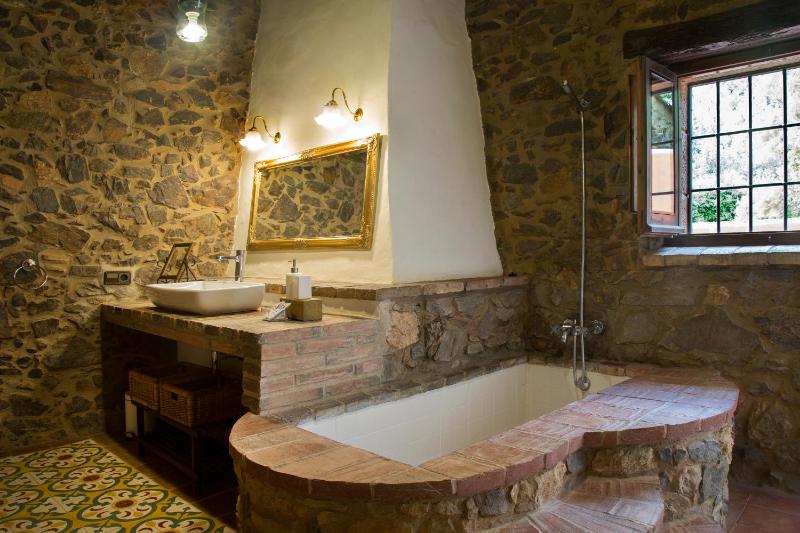 Deluxe Double Room with Bath image 3