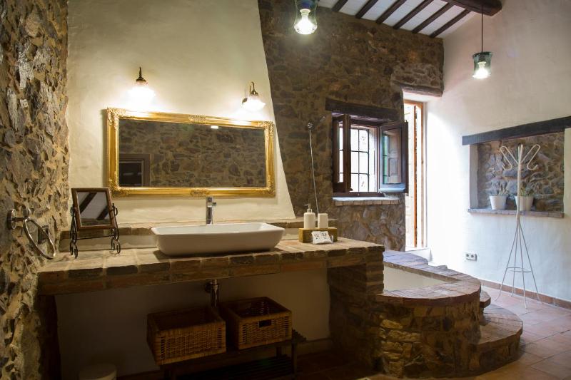 Deluxe Double Room with Bath image 2