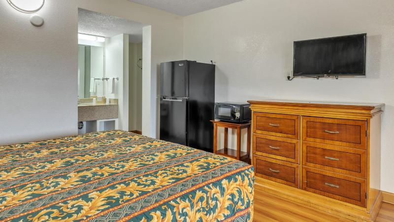 Standard King Room image 3