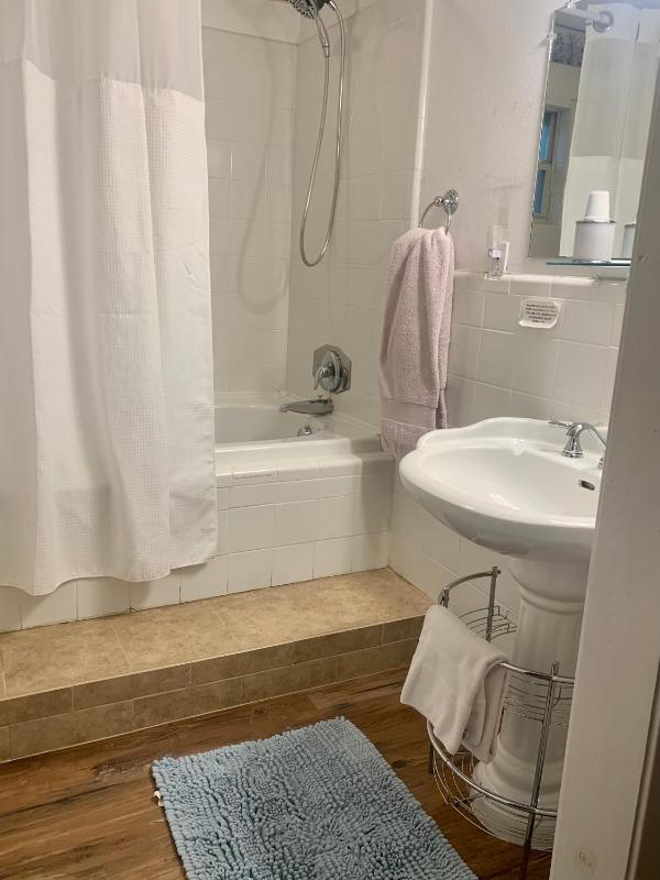 King Room with Spa Bath image 3