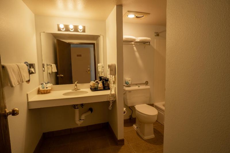 Queen Room with River View image 4