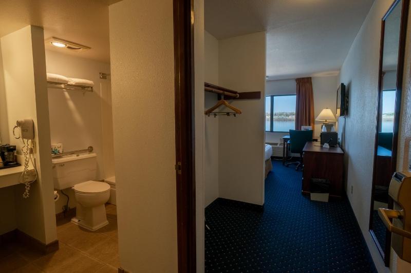 Queen Room with River View image 3