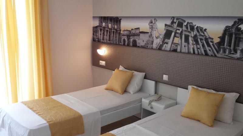 Twin Room with Side Sea View image 1
