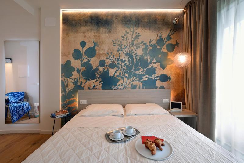 Deluxe Double Room image 3