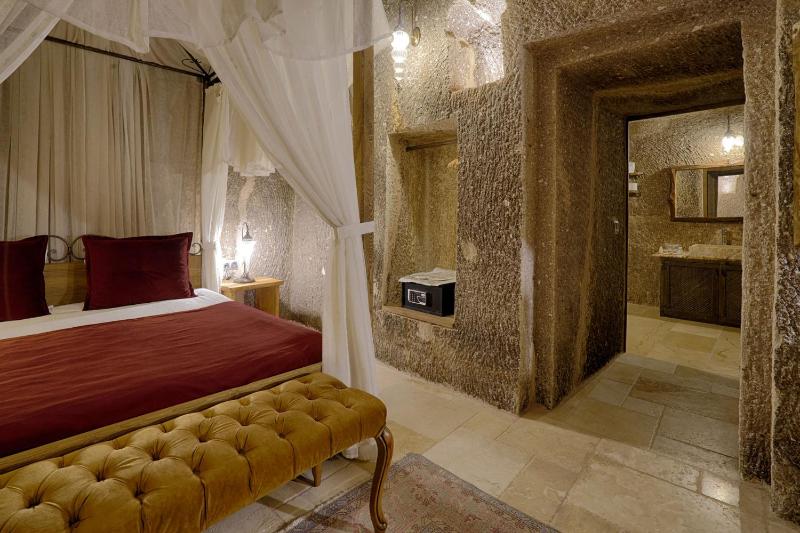 Deluxe Cave Room image 4