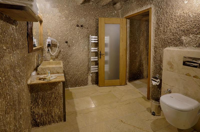 Deluxe Cave Room image 3