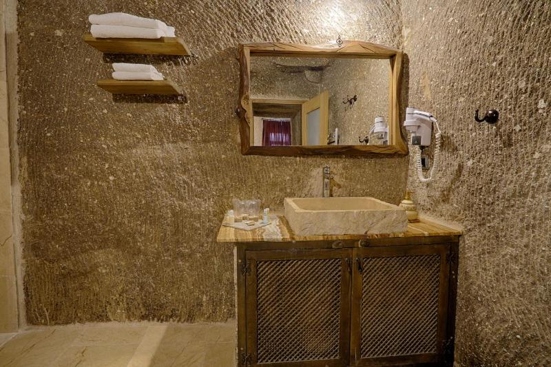 Deluxe Cave Room image 2