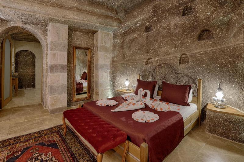 Honeymoon Cave Suite Room image 3
