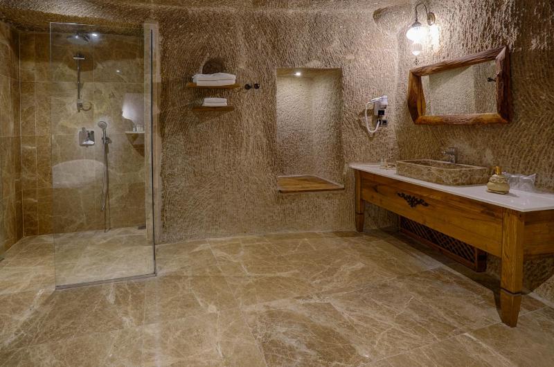 Standard Triple Cave Room  image 4
