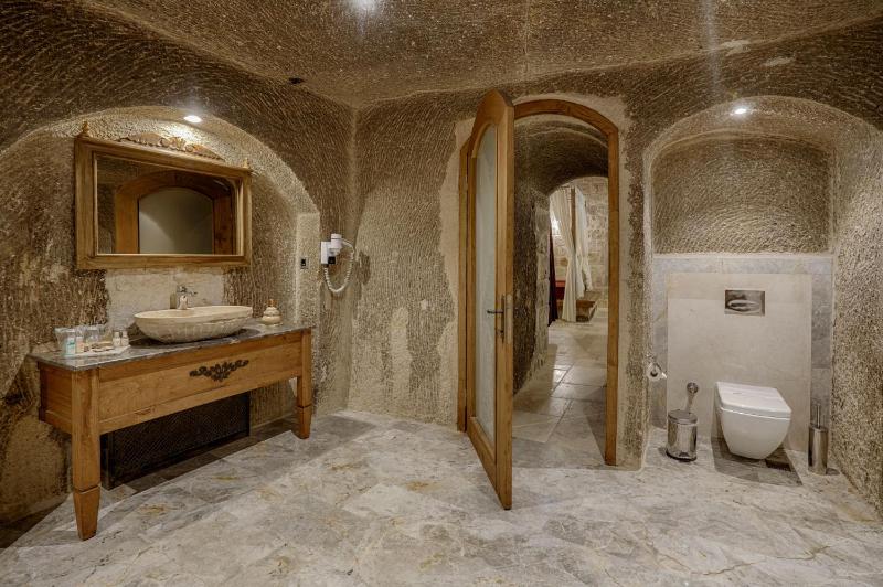Cave Suite Room image 1