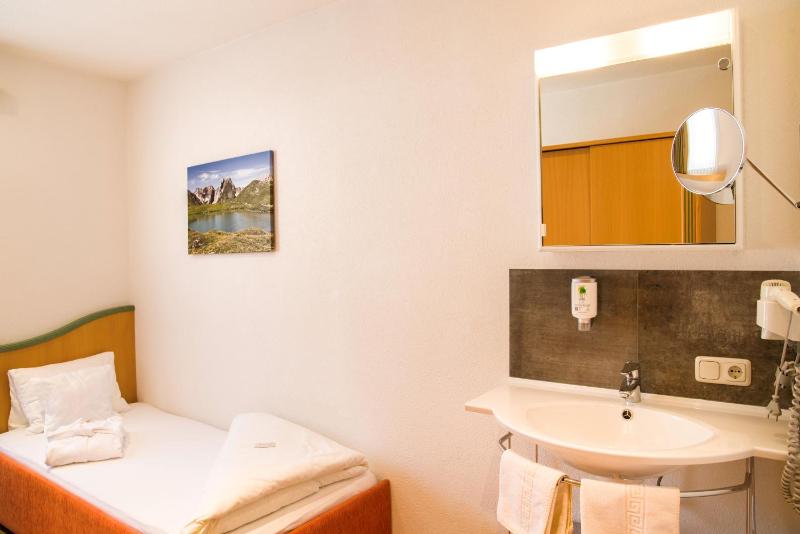 Single Room image 3