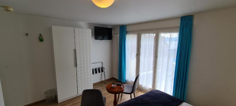 Double Room with Lake View image 4
