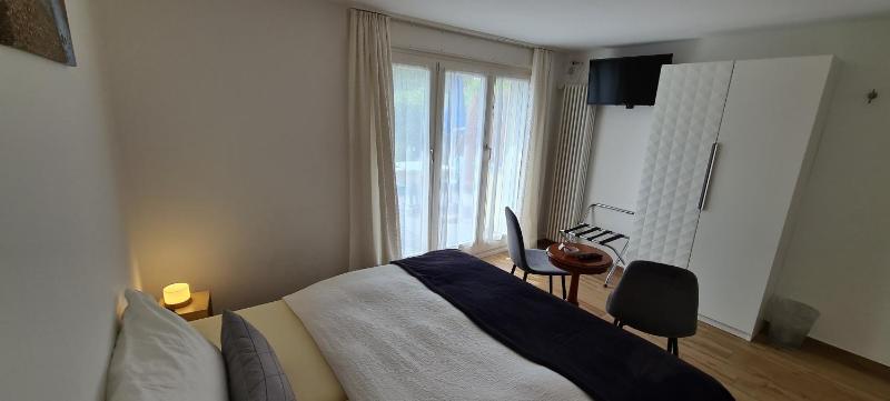 Double Room with Lake View image 3