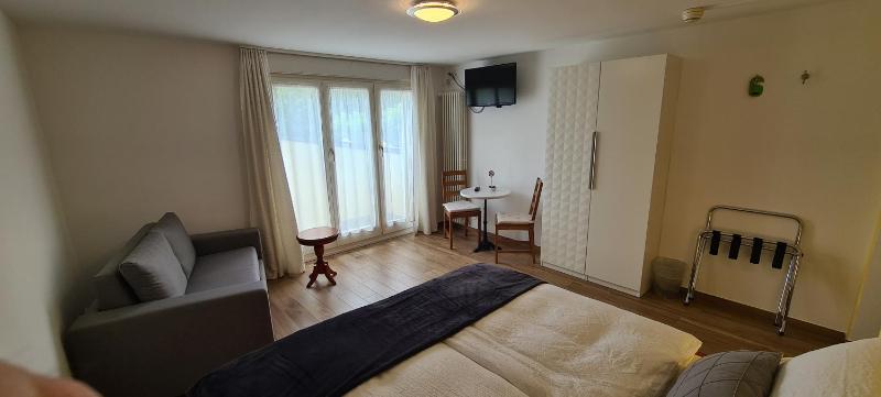 Double Room image 3