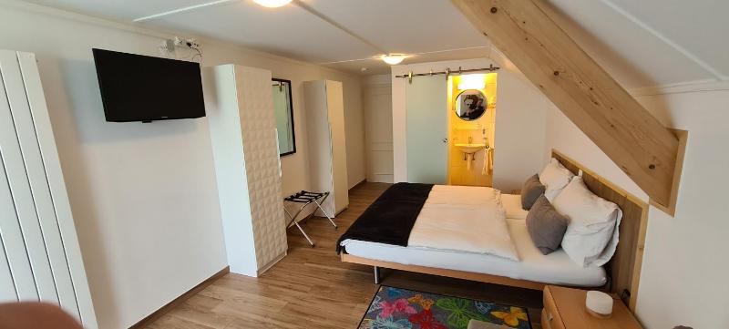 Double Room with Lake View image 3