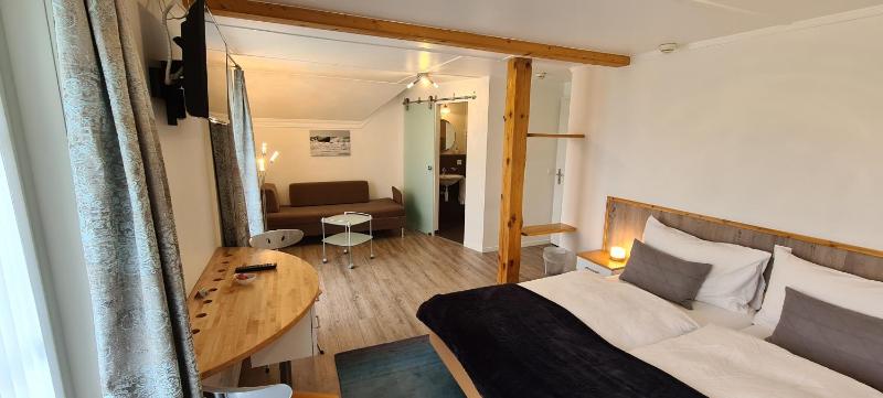 Double Room with Lake View image 4