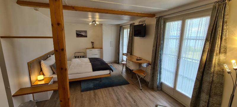 Double Room with Lake View image 3