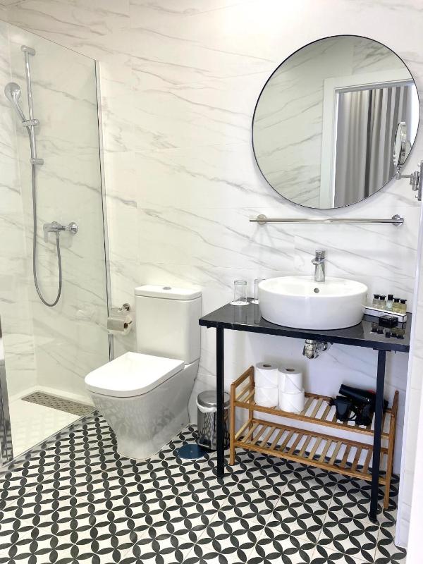 Double or Twin Room image 4
