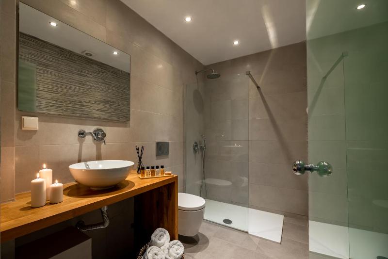 Double or Twin Room with Hot Tub image 4
