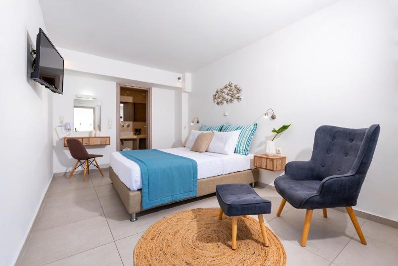 Double or Twin Room with Pool View & Hot Tub image 4