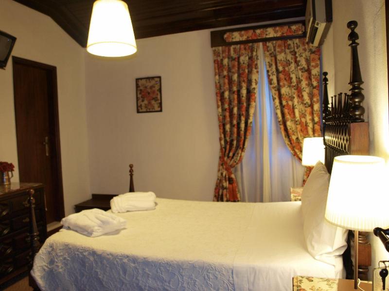 Standard Double Room image 3