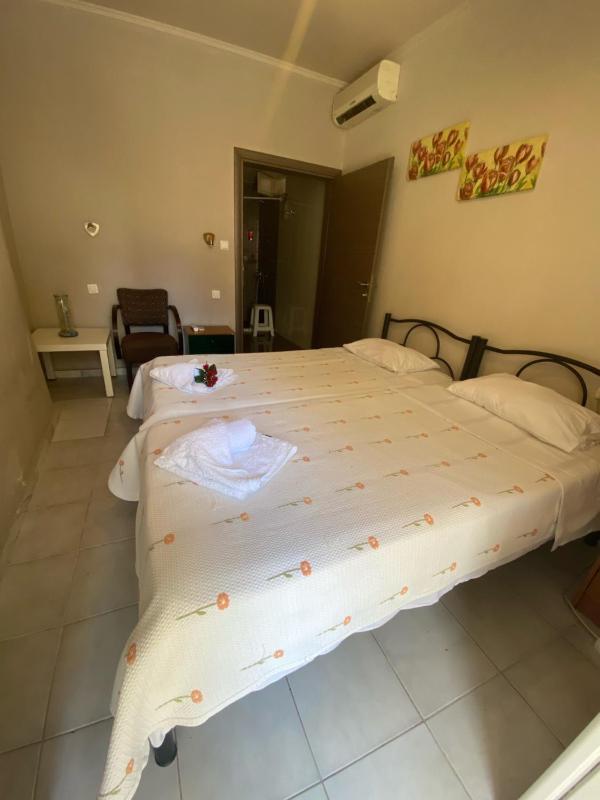 Economy Twin Room image 1
